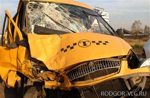 На юге Волгограда столкнулись две маршрутки: двое пострадавших