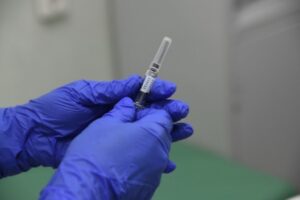 Губернатор Андрей Бочаров сделал прививку от гриппа в больнице Волгограда