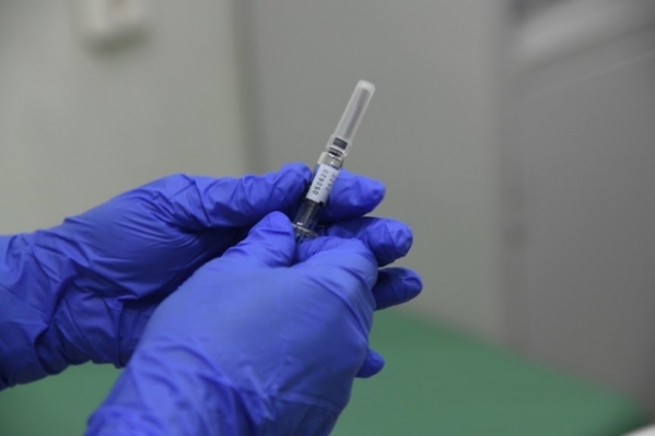 Губернатор Андрей Бочаров сделал прививку от гриппа в больнице Волгограда