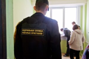 Алиментщик из Волжского закрылся от приставов в гараже