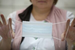 Волгоградские предприятия сошьют тысячи масок для населения