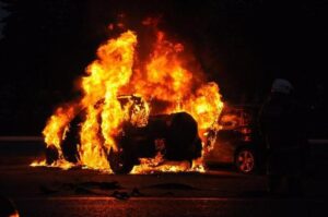 Ночью на юге Волгограда неизвестные сожгли две легковушки