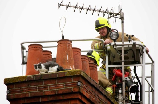 Сильный ветер сбил козырёк вентиляции на доме в Волгограде
