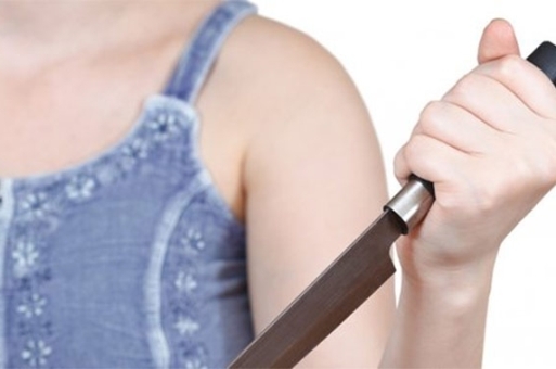 66-летняя волгоградка ударила дочь ножом из-за бутылки водки