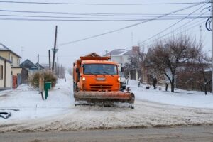 На обработку волгоградских дорог вышли 90 единиц спецтехники