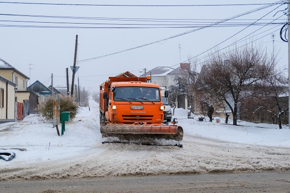 На обработку волгоградских дорог вышли 90 единиц спецтехники