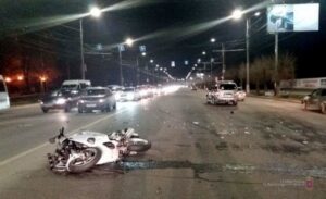 На севере Волгограда мотоциклист на БМВ столкнулся с двумя автомобилями