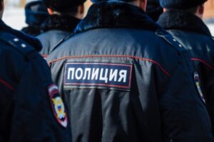 Пьяный волгоградец оскорбил и кинулся на полицейского