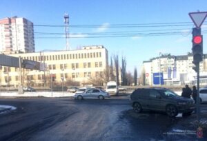 23-летняя автомобилистка на дорогом кроссовере спровоцировала ДТП