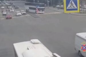 В Волгограде камера сняла момент ДТП с двухэтажным автобусом