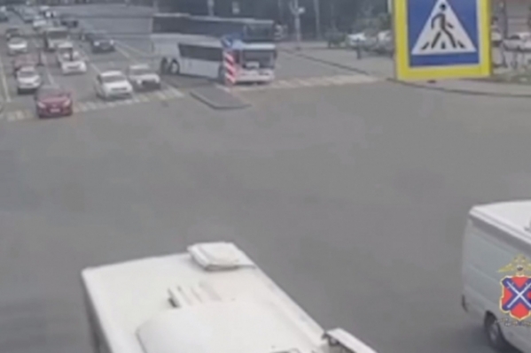 В Волгограде камера сняла момент ДТП с двухэтажным автобусом
