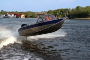 Моторная лодка разбилась в Волгограде