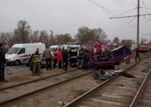 Водитель, попавший в ужасное ДТП в Волжском, умер в машине скорой помощи
