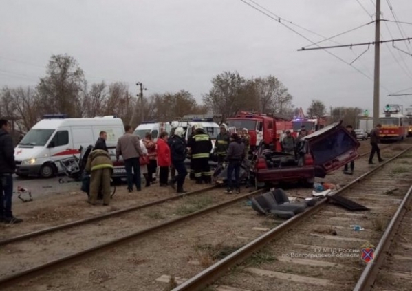 Водитель, попавший в ужасное ДТП в Волжском, умер в машине скорой помощи