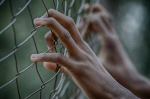 «Сижу за решеткой в темнице сырой»: молодой поэт раскрыл свой талант в тюрьме