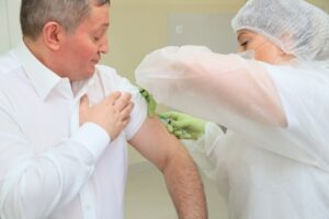 Губернатор Волгоградской области Бочаров прошел ревакцинацию от ковида