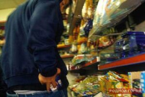 В Урюпинске двое подростков взломали магазин ради пива и чипсов