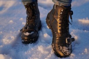 Как продлить жизнь зимней обуви, узнали волгоградцы