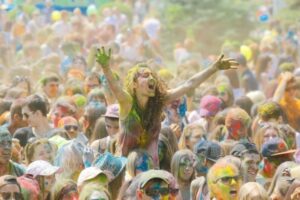 На пляже города-спутника Волгограда проходит фестиваль красок