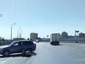 Водитель-пенсионер врезался на “танцующем” мосту в молодого байкера