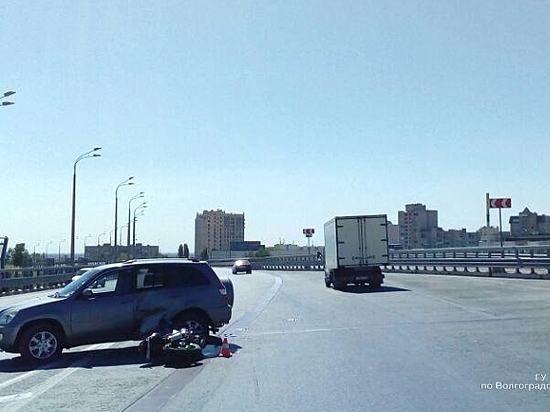 Водитель-пенсионер врезался на “танцующем” мосту в молодого байкера
