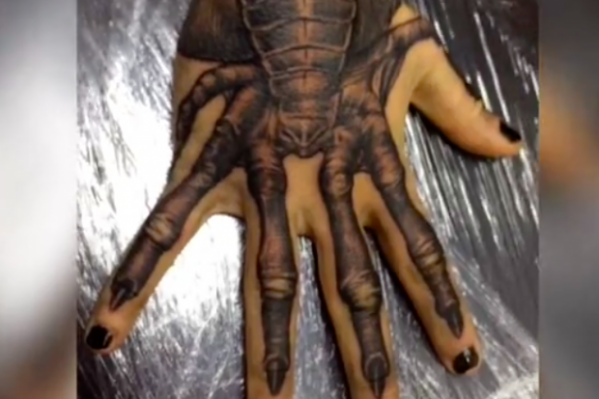 Программист из Волгограда сделал тату лицехвата из фильма «Чужой»