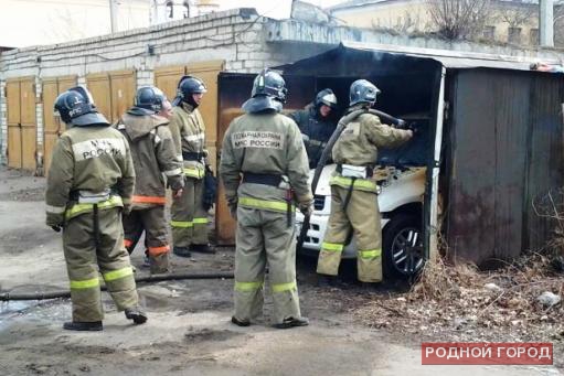 На юге Волгограда иномарка сгорела вместе с гаражом