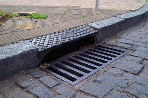 В Волгограде мужчина ногой застрял в решётке ливневой канализации