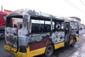 Пассажирский микроавтобус выгорел дотла в Волгограде