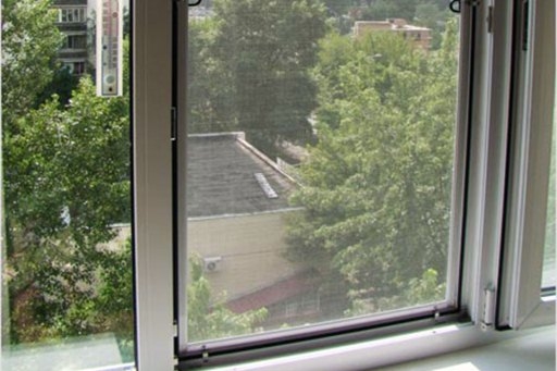 Два брата 3 и 5 лет вместе выпали из окна 2-го этажа под Волгоградом