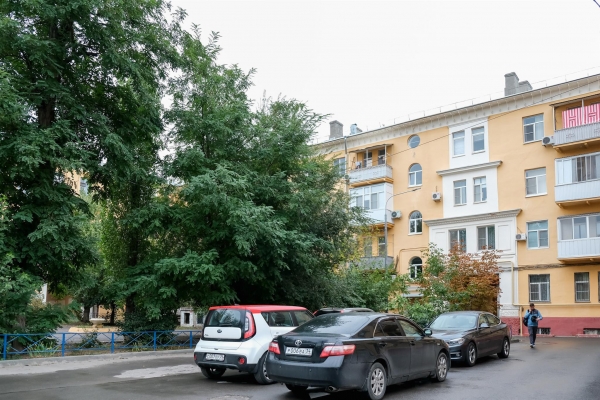 Волгоградка не может выйти на улицу из-за зарослей вокруг дома