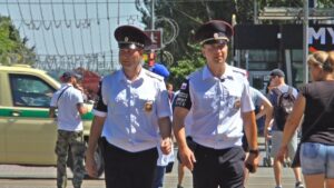 В Волгограде стражи порядка спасли жизнь подростку