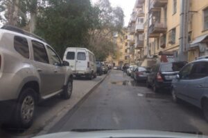 Пенсионерку несли через весь двор на носилках в Волгограде