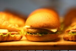 Диетолог рассказала, какие продукты нужно исключить из рациона для похудения