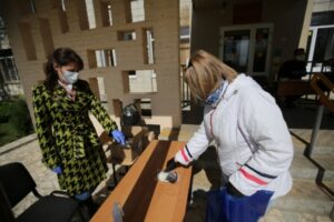 Пожилые волгоградцы благодарны за выданные им маски и перчатки