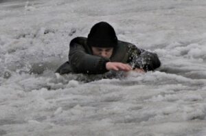 Двух провалившихся под лёд рыбаков спасли в Волгоградской области
