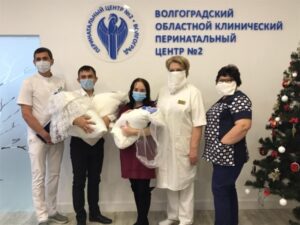 В Волгограде выписали из роддома первую тройню в 2020 году