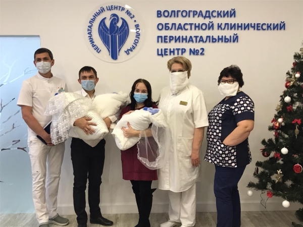 В Волгограде выписали из роддома первую тройню в 2020 году
