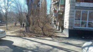 На севере Волгограда мужчина выпал с балкона