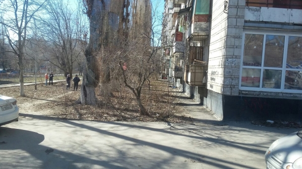 На севере Волгограда мужчина выпал с балкона