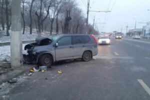 Волгоградец на иномарке протаранил столб и попал в больницу