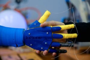 Школьник из Волгограда на 3D-принтере изготовил протез кисти человека