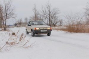 Волгоградец на русской «Тазератти» обгоняет иномарки