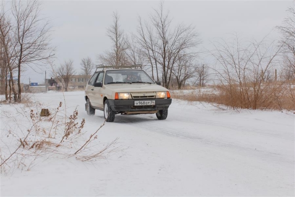 Волгоградец на русской «Тазератти» обгоняет иномарки
