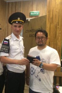 Стражи порядка помогли японскому туристу вернуть кошелек в Волгограде