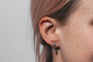 Врач рассказал, кому лучше отказаться от пирсинга