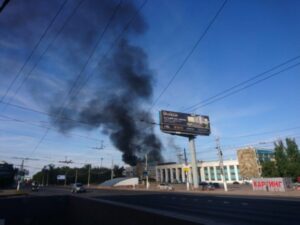 В Волгограде тушат пожар на тракторном заводе