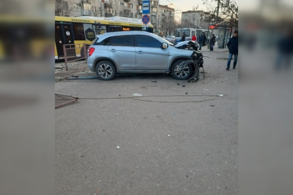 В аварии у волгоградского ТЮЗа пострадали два человека