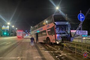 Камера засняла, как автобус в Волгограде снес иномарку