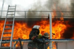 На юге Волгограда сгорел старый сухогруз